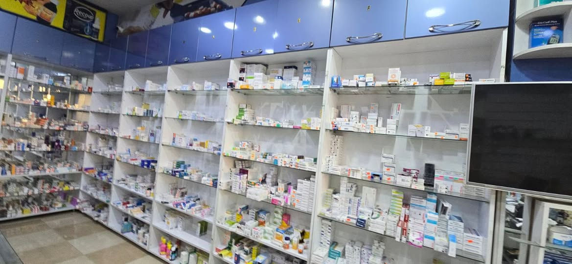لە پاش سڵاو
-ئەم ڕەفانەمان هەیە بۆ فرۆشتن بۆ 💊دەرمانخانە و بۆ 💉نۆرینگەش دەبێت..

- زۆر تازە و پاک و خاوێنە 
- ڕەفەی تەختە و ڕەفەی شوشەی تێدایە
- وەک لە وێنەکانیشدا دیارە ڕەنگێکی جوان و کراوەی هەیە
📍- ناونیشان :- سلێمانی
📱- ژمارەی تەلەفۆن :-  ***********
