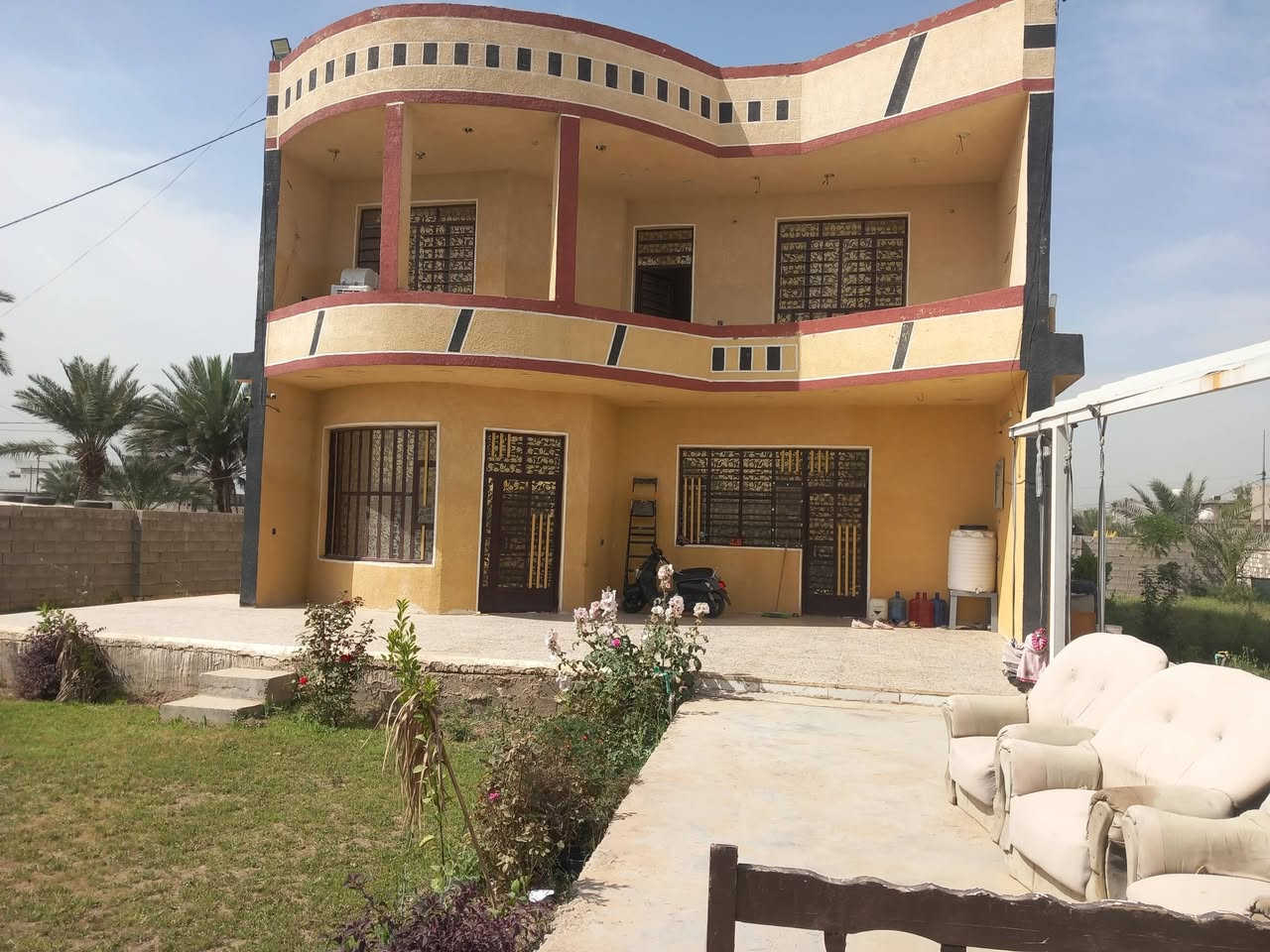 اسلام عليكم منرخصت مدير لكروب دار للبيع المساحه الكليه ١٠٠٠واربع ميه مساحت لبيت ٢٠٠متربناء حديث يحتوي على ٥غرف نوم تفاصيل اكثر خابرمنطقه العريفيه شارع ابومروان***********ابومنتظر
