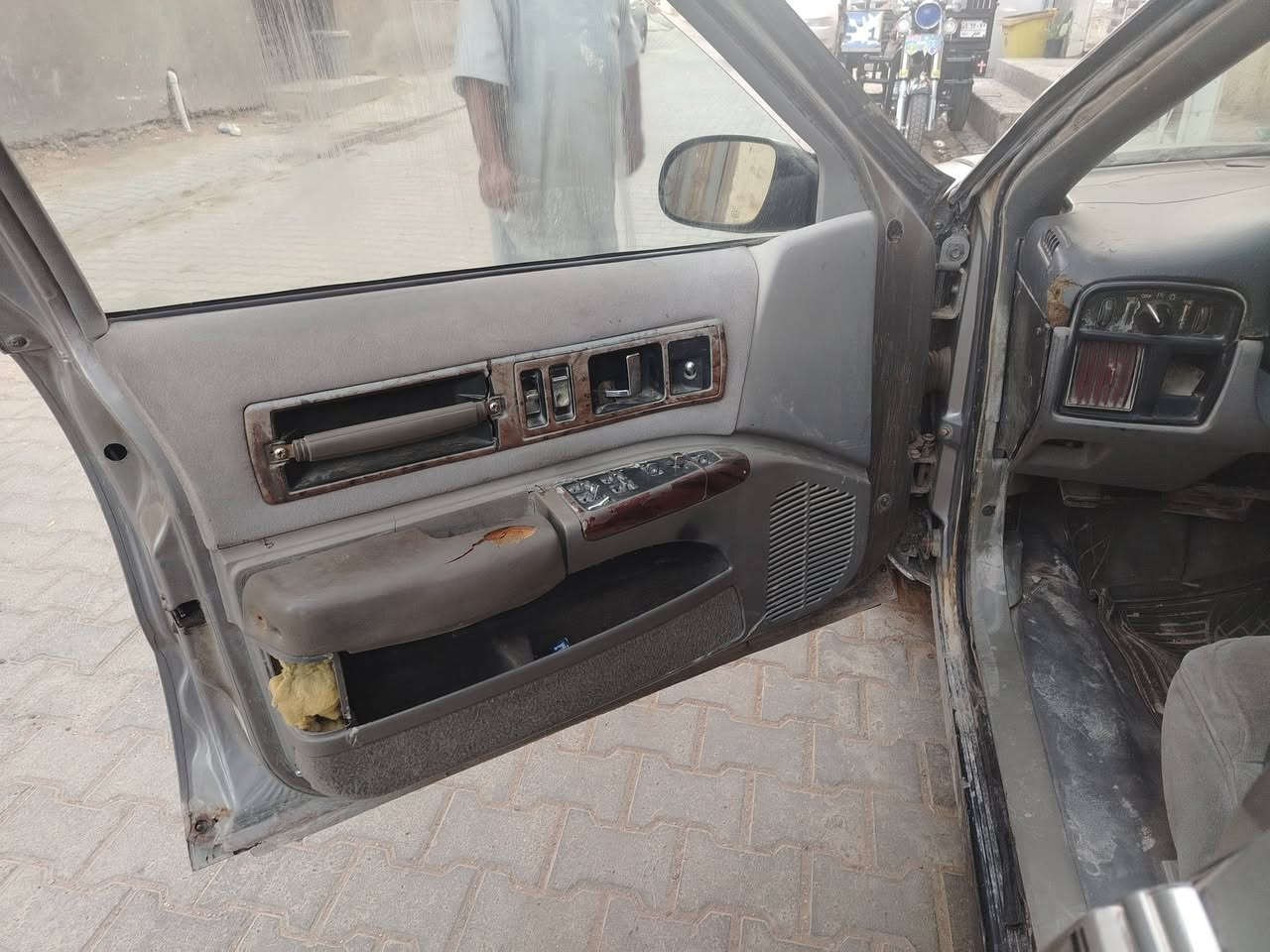 السلام عليكم دولفين امباله للبيع مديل ٩٦ سياره جاهزه تبريد ثلج عوزه بس دبلات خلفيه بيع وكاله مكان نجف وترهم مراوس رقم المبايل ***********
