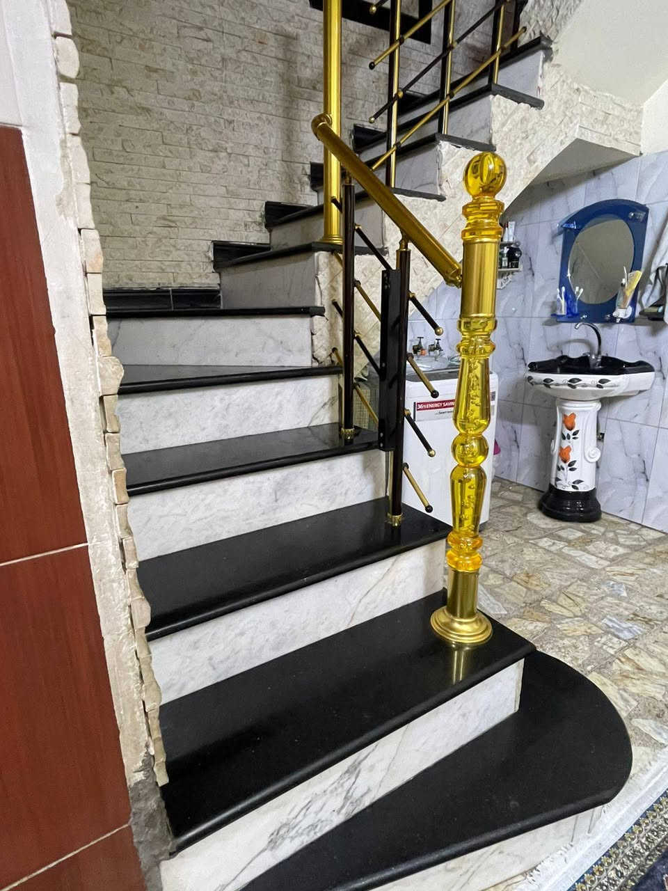 السلام عليكم دار للبيع المساحة 100يحتوي على استقبال مطبخ
غرف عدد3
حمامات ٢
حمام خارجي
العنوان الشعله الدوانم قبل السجه شارع ابو هاتو 
للاستفسار.. ***********
