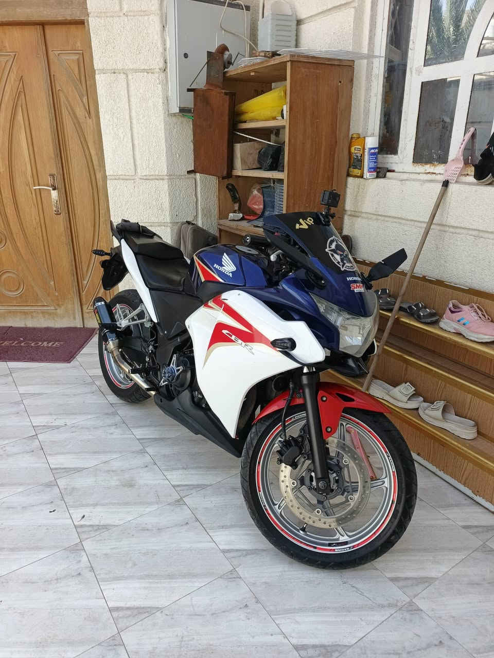 بطح Honda cbr 250 R
2013 موديل
بدون رقم 
مكاني البصرة 
 مكفوله من طول لطول دراجه مزوده تزويد خفيف لطيف من لايتات واشارات LED و مرايات H2 درع مكينه جناح امامي كزوز رياضي ماركه معروفه مع الحفاض على شكل بلادي 
سعر ١٨ ورقه بيها مجال بسيط
راسلوني واتساب وبخدمتكم
***********
