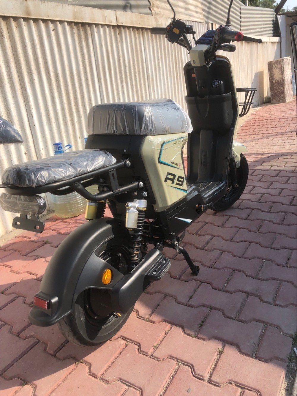 لسلام عليكم R9لليبع دراجه استعمال شخص  ماشيه قليل مواصفاتها 5بطاريت كبار بلوتوث نظام بارك ونظام بك منفذ يوسبي دسك اناملي خلفي 4سرع موصفاتها معروفه جاااهزه من كلشي سعرها450وبيها مجال مكاني بغداد قرب كراج العلاوي للاستفسار *********** وتساب محمول للشراي فقط