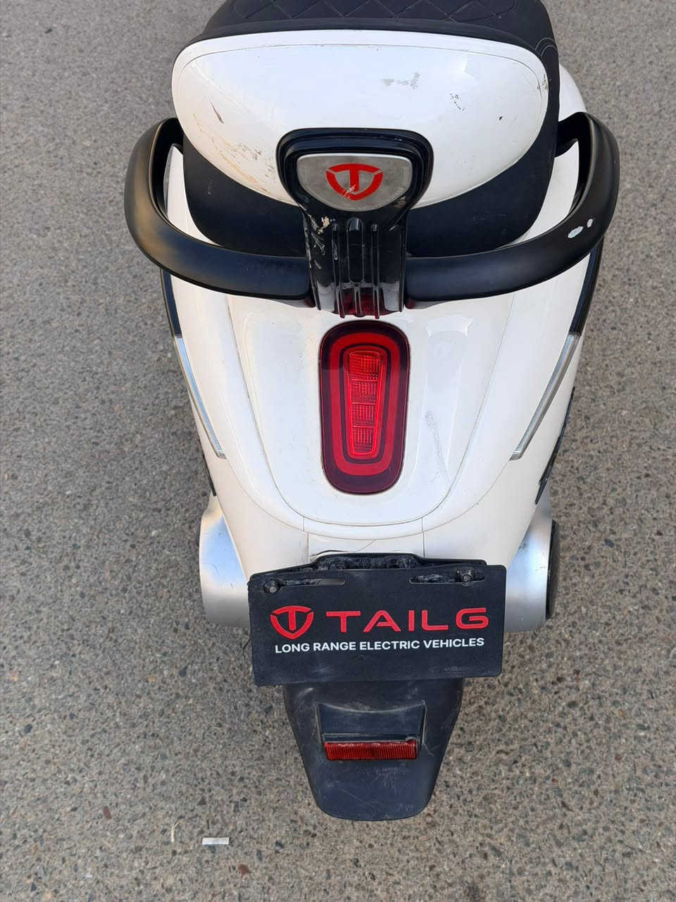 السلام عليكم 
دراجه شحن للبيع 
اسم الدراجه TAILG. ريان
فول واصفات 
اشاره يمنه واشاره يسره 
لايت عالي ناصي 
بيه 2 بصمات
شاحنه اصليه
وبيه شخوط موضح لصوره
السعر 850 الف وبيه مجال
المكان بغداد بسمايه
رقم الهاتف ***********
