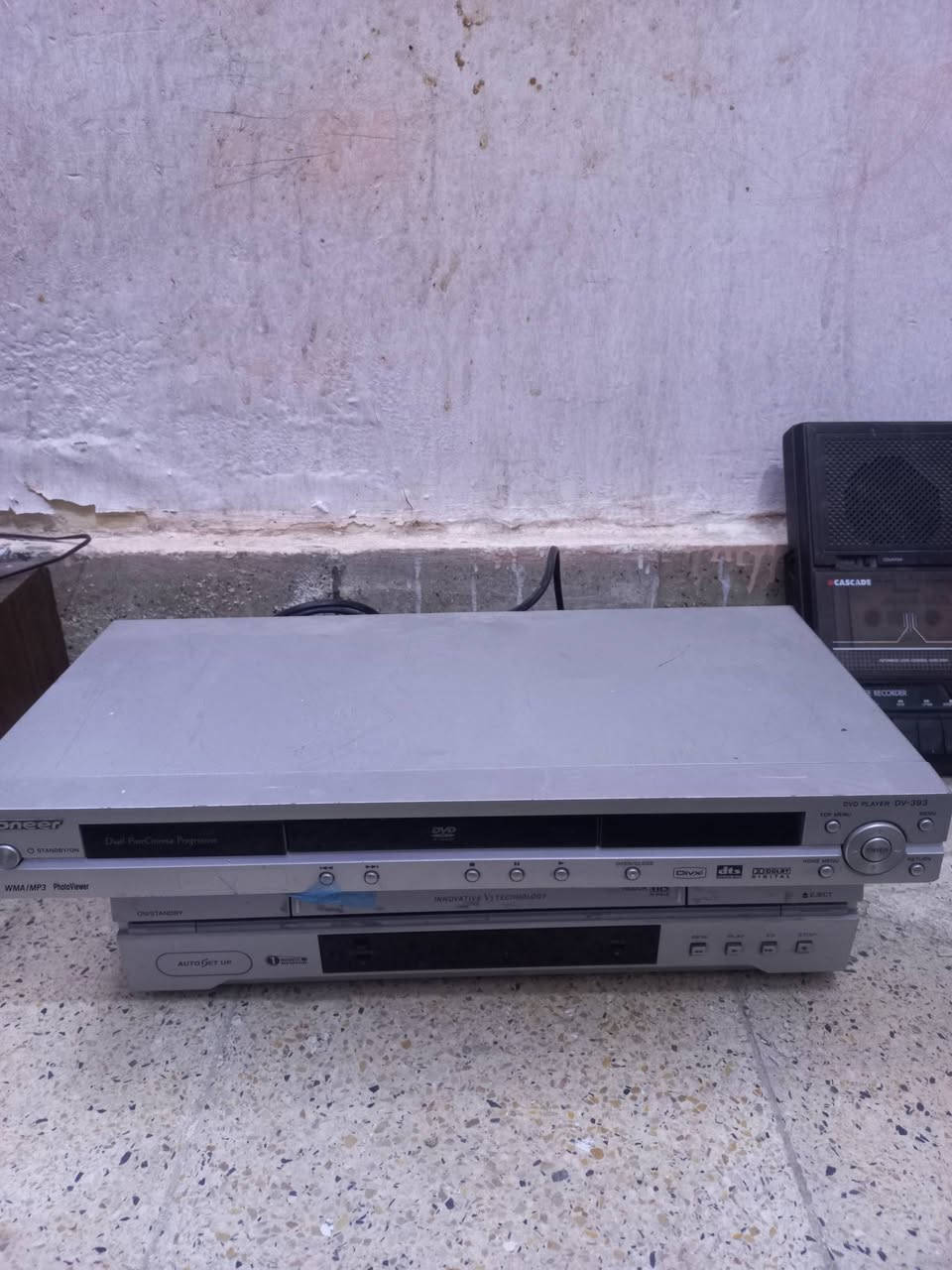 أنتيكات للبيع [ مسجل كاسيت طرح شغال & مسجل كاسيت رايزنك مع ٢ سماعات شغال ونظيف & فيديو نظيف وشغال & سيدي نظيف وشغال ] السعر الكلي ١٥٠ الف وبيهن مجال / العنوان : ديوانية حي النسيج / للتواصل ***********
