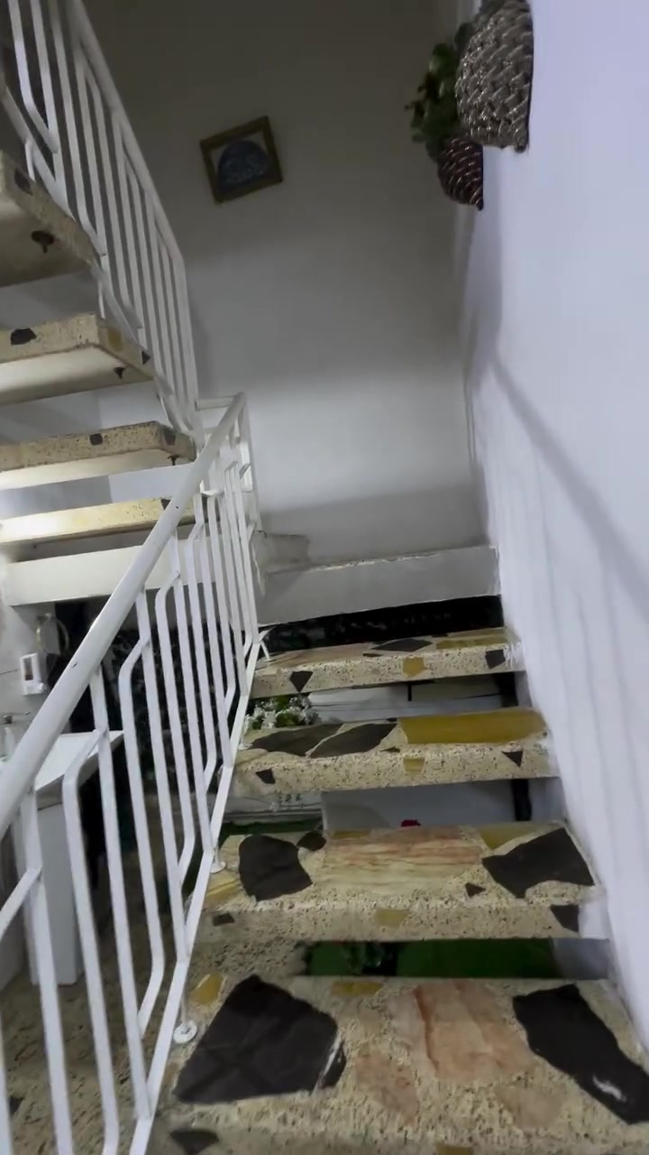 السلام عليكم  دار للبيع في مدينة الصدر مساحة 148 متر طابقين يحتوي الطابق الاول ع غرفتين و الطابق الثاني على صاله و اربع غرف مثل ما موضح بالفديو العنوان قطاع 2 اول شارع قرب شارع 60 بالقرب من سوق الاولى 

للاستفسار الاتصال بالرقم    ***********
