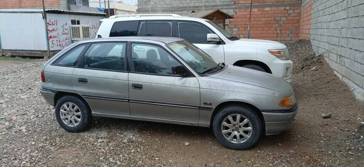 استرا موديل93
حجم16 مابيهاا طخه كله بلاد 
قطرة خياس ماكو.. كابون بانزين موجود 
گير محرك كله شرط .صدر كله جديد على أيدي 
سيارة مال بيت. مكان كركوك 
السعر 40
رقم الهاتف ***********
