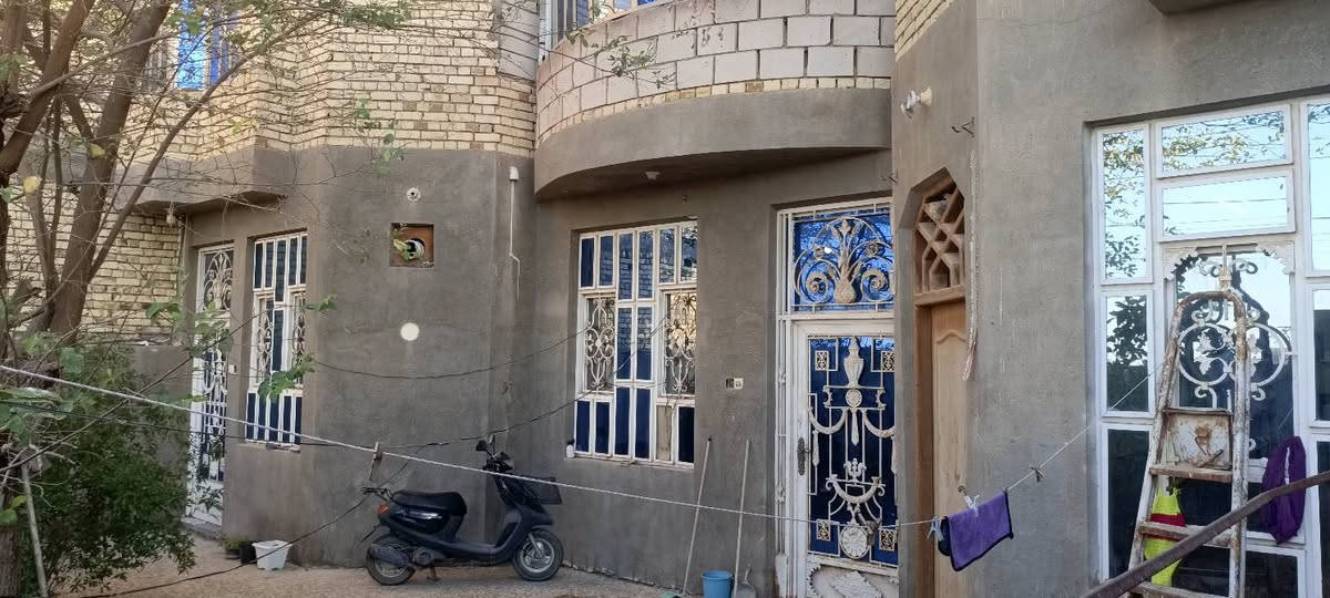 دار سكن المساحه 250متر طابو صرف طابقين حي المهندسين 
الطابق الاول.. غرفتين هول براني مطبخ صحيات داخليه وخارجيه+حديقه وكراج سياره 
الطابق الثاني... غرفتين هول وصحيات 

للاستفسار اكثر مراجعة مكتب دبي أو مراسله خاص 
*********** وتساب ✅
