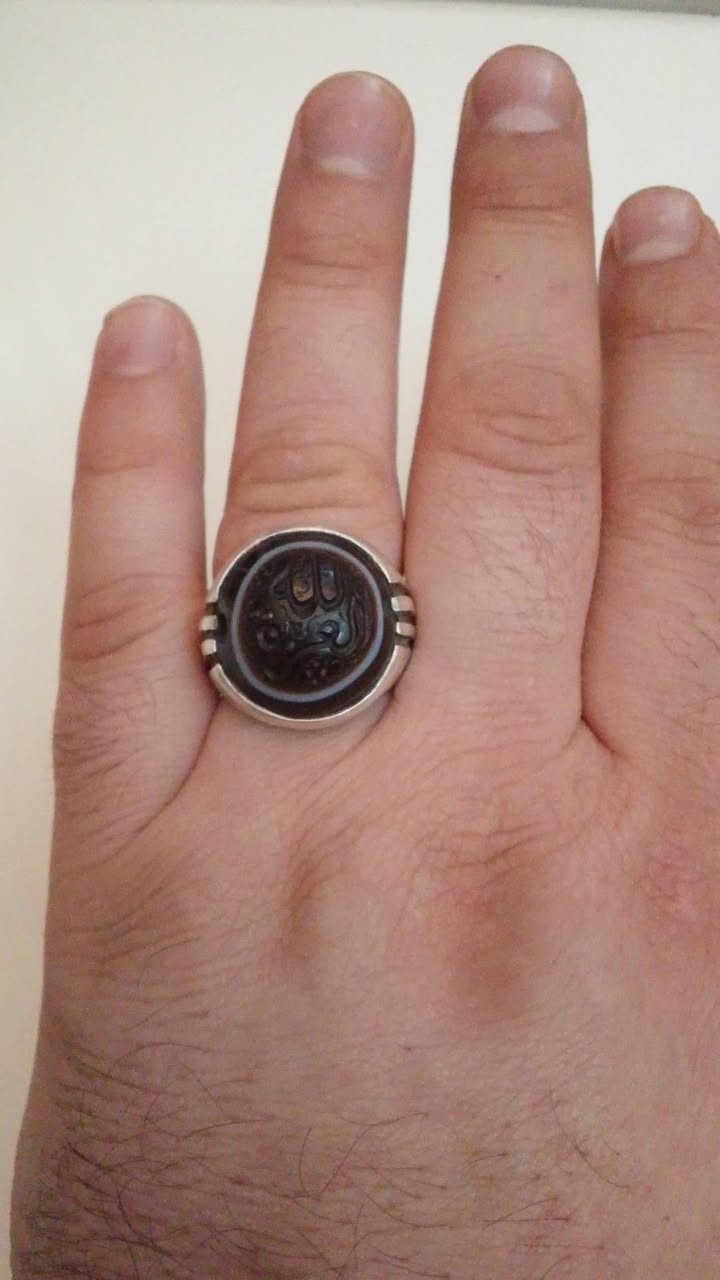 السلام عليكم ورحمة الله وبركاته 
خاتم جزع يماني نقش ( العزه لله ) ومن تحت الحجر مرصود  قياس الخاتم 27 للبيع مكاني بغداد هاتف ***********
