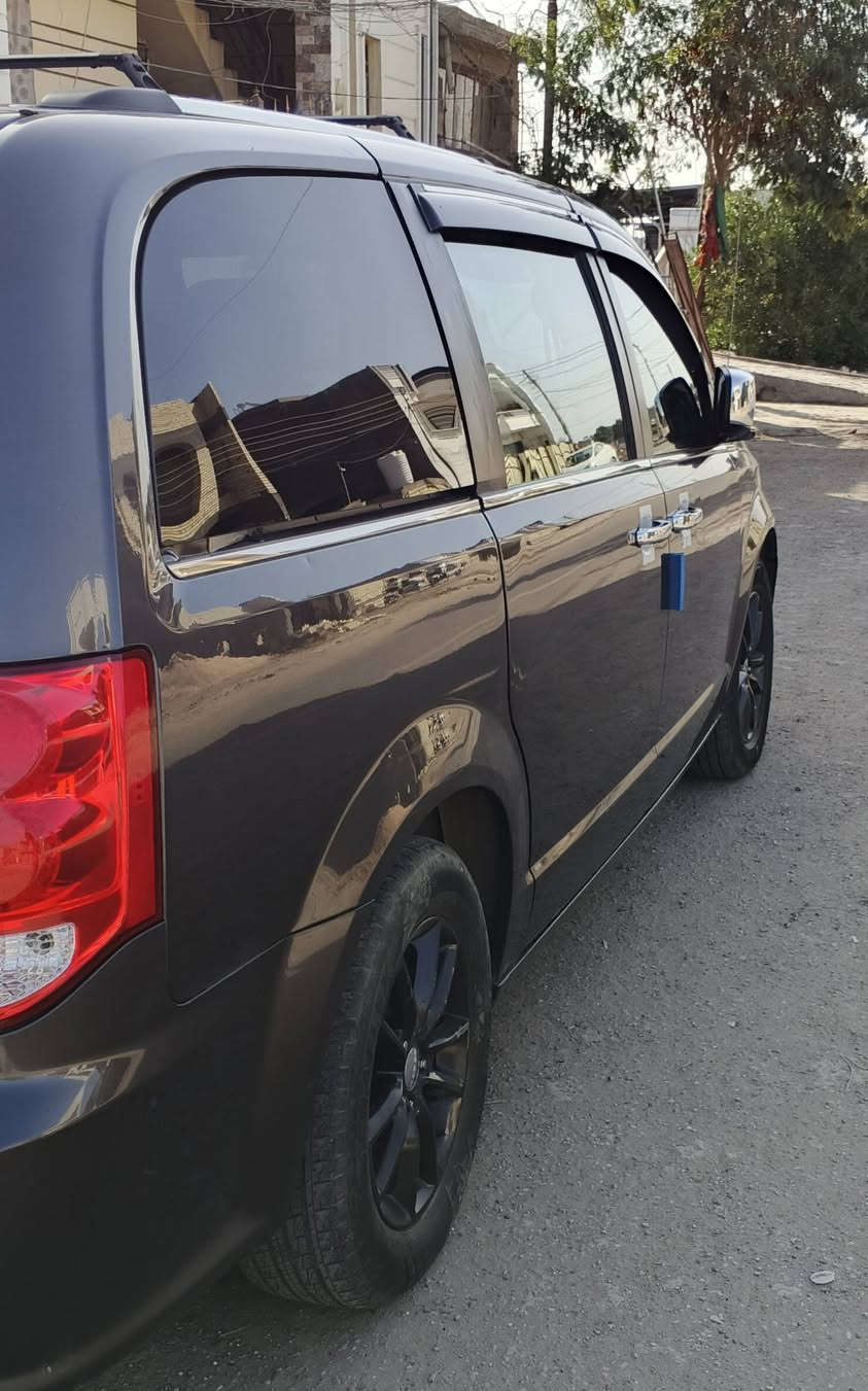 دوج كراند كرفان 2020 SXT
بدون ارباك وشاصي ودواخل
ماشية 81 قابلة للزيادة 
السعر 175 
رقم بغداد بسمي تحويل ثاني يوم
ثلاثة قطع تبريد منفصل 
ابواب وصندوق كهرباء 
تشغيل عن بعد 
فتح وغلق الابواب والصندوق بالريمونت
ثلاث شاشات 
فرس ارضي مع فرس سقف 
شاشة اعطال
السبير ويل مع العدة 
صورة الحادث بالمنشور
مكان السيارة بغداد 
الاتصال ***********
