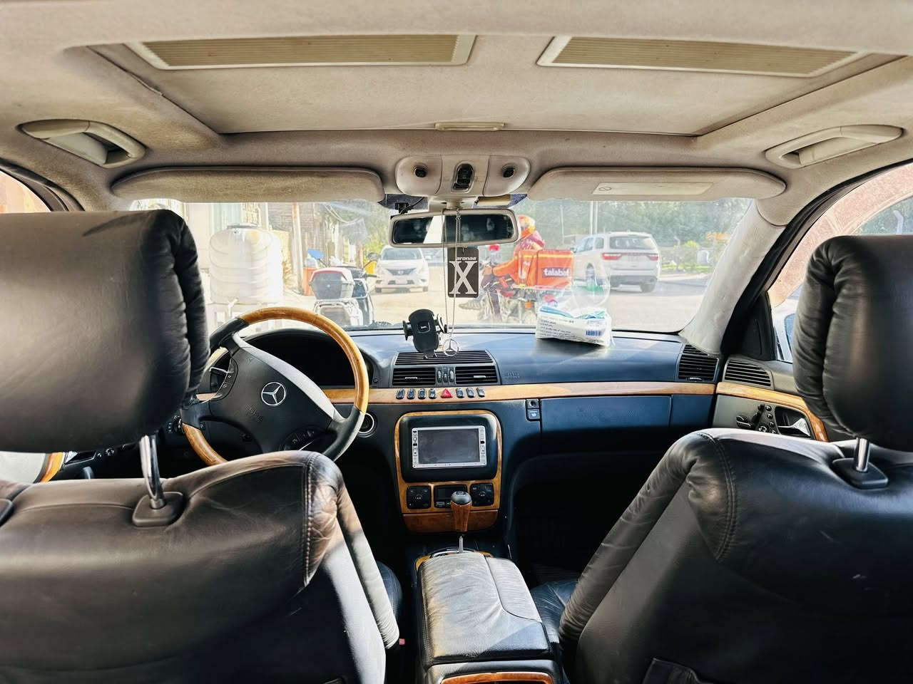 السلام عليكم ورحمه الله وبركاته اخواني الكرام 
مارسدس غواصه مديل اصل2001 
سياره S500 محرك V8  فول باب طويل 
“
برده سلايت كهرباء“”
السياره وارد ياباني بيه باب مبدل وجاملخ مبدل صبغ ما مبيه فقط هاي طخه بجاملخ الخلفي ولسه ما صابغه
كفاله من الضربه 
حساسات خلفيه واماميه بدلت تخم كامل مال حساسات بس نقصهن فيوزات ما مسويهن يعني شغالات  
كشنات خزن ميموري كشنات تبريد او تدفئه كله شغاله مكينه كير جدد 
حداده خلفيه اماميه 80بالمئه 
تخم ويل كبل الاصلي ما غواصه حجم 17هنه وتايرات
ادامه للمحرك نوزلات ابلكات مجاول كلهن جدد 
السياره كل نقص مابيه اي شي بيه شغال وماكو بيه اي جطل معرف شنو كله ع وضع الشركه  

اكو بيه نقوصات بسيطه مثلا عندك جوبلس امامي فقط يرادله انزله من سعره تبديل تجي اشوفه اي نقص بيه ينزل من سعره لان صراحه اني طالب واريد سياره كوريه مال خط 
سعره120 وبيه مجال اي نقص ينزل من سعره 
سياره مكانه نجف حي الجامعه 
***********
