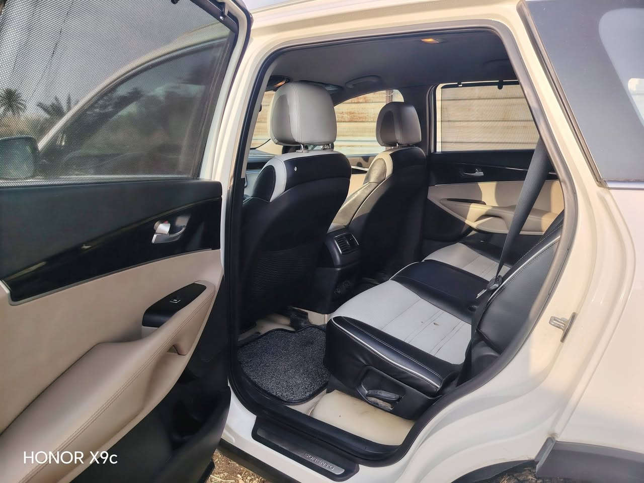 السلام عليكم سورنتو 16 بغداد رقم انكليزي بسمي للبيع فقط السياره خير من الله بصمه تحكم ستيرن كشنات جلد كهربايات 6  ستندر السياره حته ماشيه هواي وكدامك الشاشه وشوفه تخم تاير مال بيت وضررهه هذه بل سنوار بين سعر ٢١٥ وبيه مجال رقم تلفون *********** شكرا لكم والحب تفاصيل أكثر رقمي موجود
