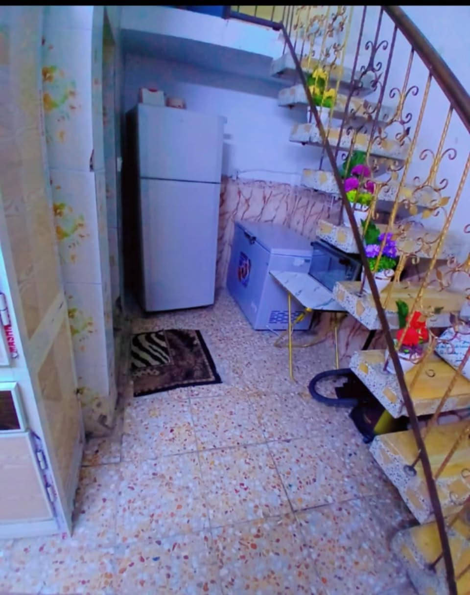 دار للبيع مساحه 100متر طابق واحد عالي على الشارع منطقه العشرة الاف قرب المدارس والشراي يتصل ***********والسعر 60
