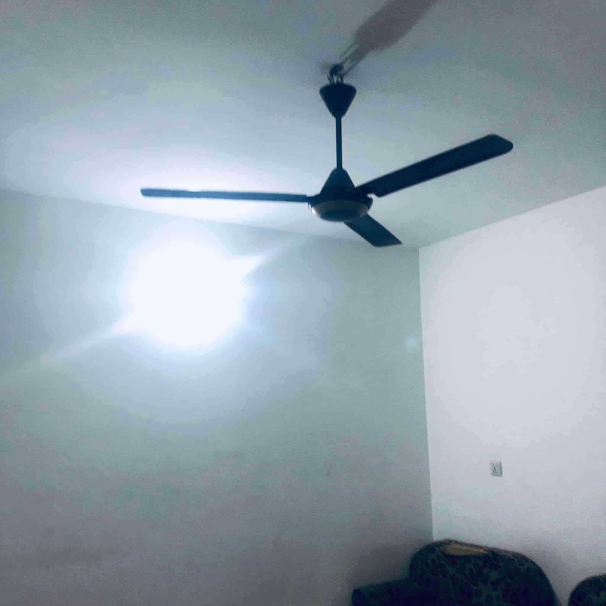 شقق للاجار للطلاب أو عمال اوموضفين في حي القاهرة الشارع العام مقابل مطعم القاهرةغرفة وصالة وخدمات طابق ثاني  السعر350  للستفسار ***********
