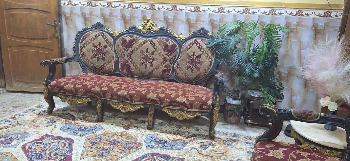 السلام عليكم 
طقم ملكي خشب مصري ثقيل ..
٢ قطع كبيرة و٤ كراسي ،
مع ٣ طبلة مرمرية ثقيلة ..
٢ صغير وحدة وسطية كبيرة 
السعر ٦٠٠ قابل للتفاوض 🌹


**إذا كنت صاحب هذا الإعلان وتريد حذفه لأي سبب، رجاءا أرسل رسالة إلى الدعم الفني**