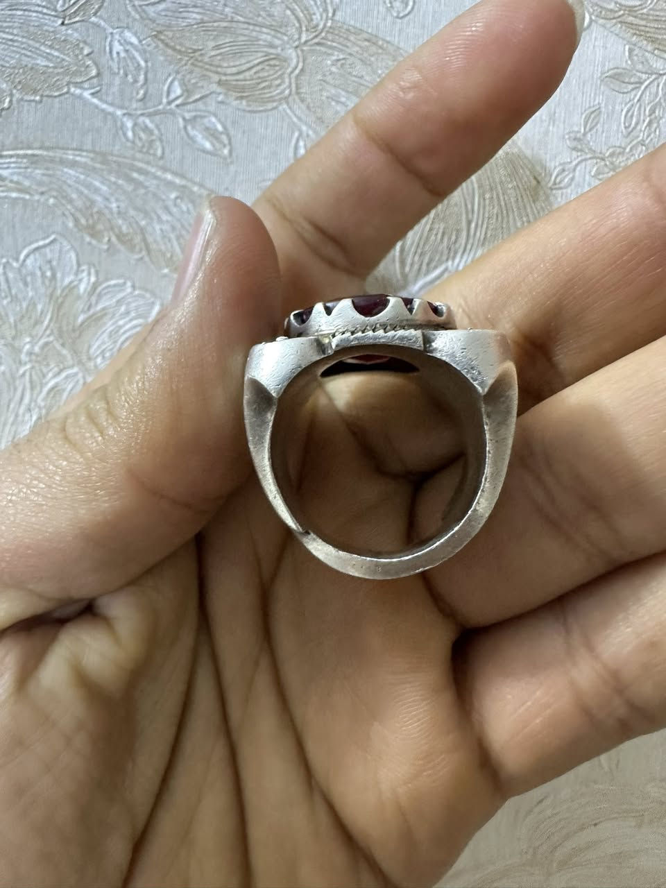 السلام عليكم ياقوت افريقي فرط الرمان خامه VIP للعشاق الحجم الخشن والمميز بصياغه يدويه ثقيله جداً وزن الفضه من عده الحجره 40 غرام 
السعر وباقي التفاصيل خاص 

يوجد توصيل لجميع مناطق العراق 
بغداد الشعله 
***********
