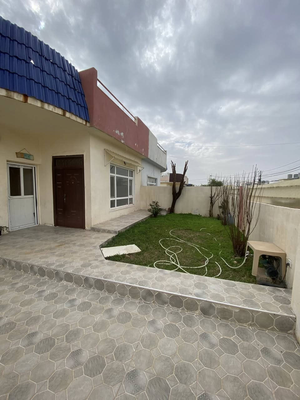 عرض حصري من عقارات #غازي_ميرانى دار للبيع في مجمع #شاهان_ستي  الواقع ع شارع ال150 مباشر مساحه  200مً طابق واحد 
____________________________
غرفتين نوم 
صاله
استقبال 
مطبخ 
صحيات 
كراج/حديقه 
____________________
السعر 7 دفاتر و40 ورقه وبي مجال 
التسجيل مباشر للكل 
المجمع كامل خدمااات 
________________
للاتسفسار اكثر اتصل 
0773-717-7774
0773-717-7775
0750-820-5300
او زياره موقع الشركه سايدين لاوان بيوت المهندسين عقارات غازي ميرانى
