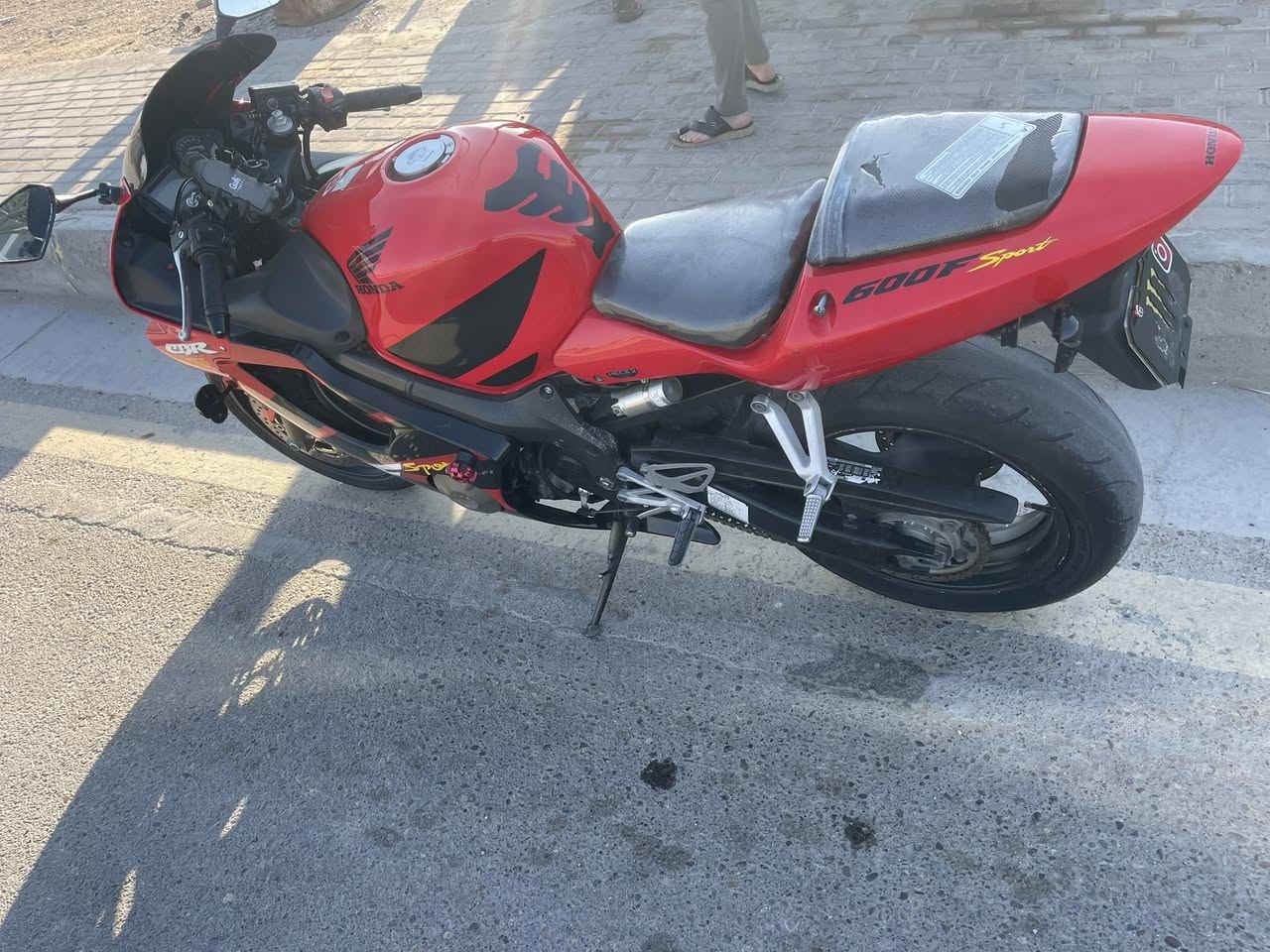 سلام عليكم بطحاافوراي  موديل 2004
600سيسي 
اكزوز رياضي سعره 200 $
كفاله عامه كير محرك 
ماشي 35 كلش نظيفه بعد احلى من الصور 
دراجه بعده بدون كمرك 
مكاني الانبار عامرية الفلوجه 
للتواصل *********** 
*********** السعر خاص
