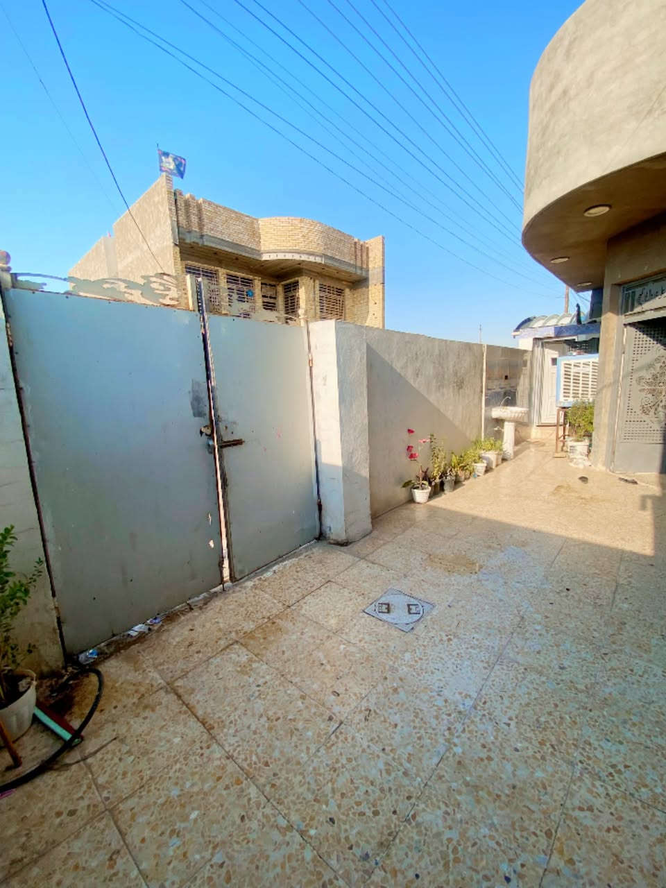للبيع أو الإيجار 
بيت طابق واحد يحتوي على غرفتين نوم، 
مساحته 200 متر، وبناء حديث سنة 2022، 
وسنده طابو صرف ملك حر في بغداد شاعورة قرب مدرسة انوار بلادي الاهلية قريب على شارع العام. 
السعر المطلوب 200 مليون وقابل للتفاوض،والبيت يتميز ببناء نظيف وواجهة مثل ما مبين بالصورة
للاستفسار، 
ومعرفة تفاصيل أكثر، يرجى مراسلة الصفحة أو الاتصال على الرقم المرفق. ***********🛑
