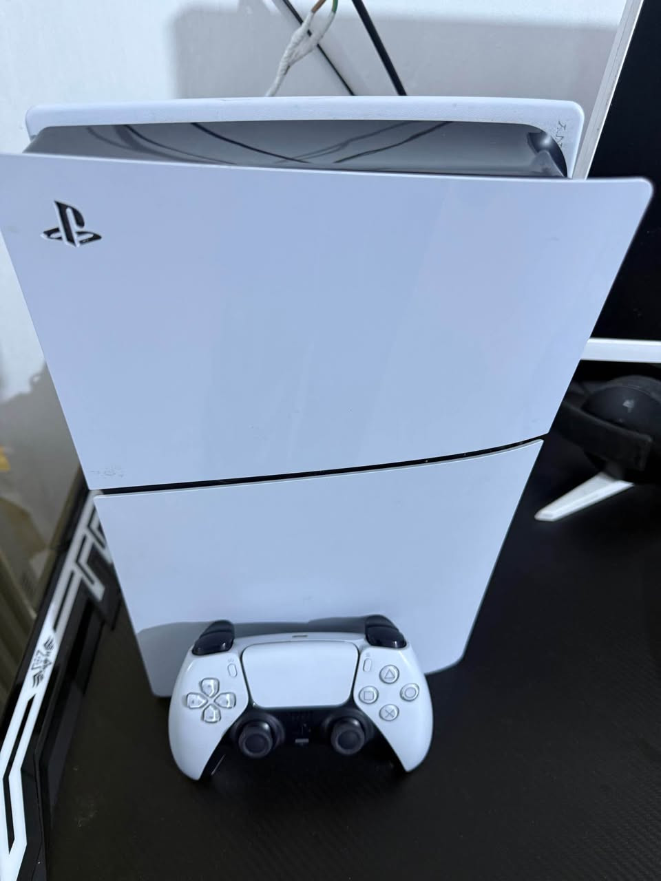 بلي ٥ سليم اوربي اخو الجديد ويا شاشه 24 بوصه و يو بي اس فاربر 2500 و ماوس باد لوجيتك و كيبورد ريد دراجون و قطعه اكسيم ماتركس و ماوس لوجتيك و ميز و مايك الغراض كلفني فوق المليون ونص و الغراض كلهن جديده محافظ عليهن كلهن رايدهن ب مليون و ٢٥٠ وبيه مجال بسيط رقمي *********** بغداد, العراق
