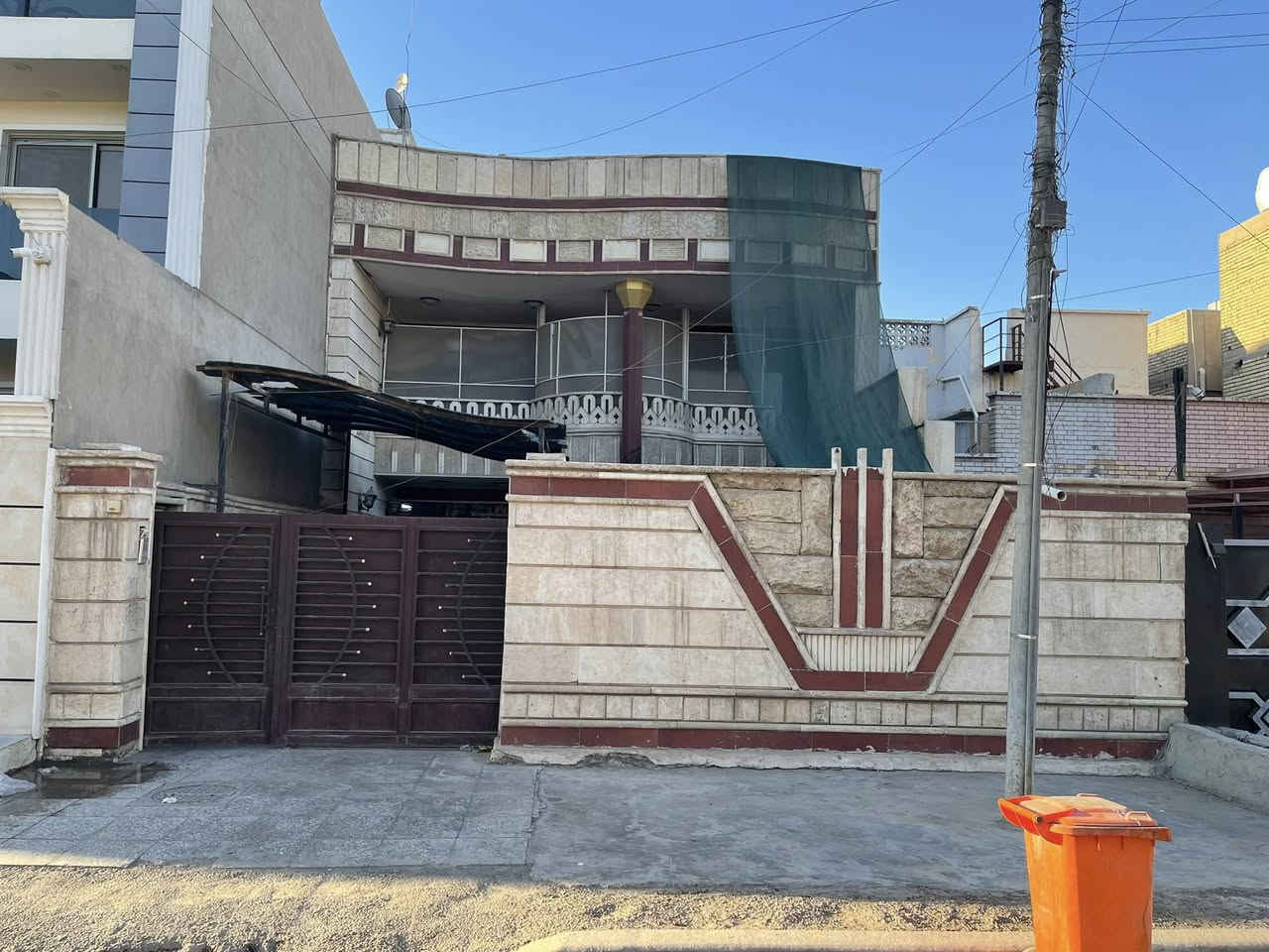 للبيع دار مسلح بناء ٢٠١٤ جداً نظيف المساحه ٢٧٠ متر الواجهه ٩ متر والنزال ٣٠ متر يحتوي الطابق الارضي على كراج وخدمات ومطبخ واستقبال بالوجه وهول حولي وغرفتين نوم وتصعد الدرج اكو غرفة نوم تابع للطابق الارضي والدرج يصعدك للسطح 
الطابق الثاني نظام شقتين الدرج خارحي من الكراج تصعدله تحتوي كل شقه على مطبخ واستقبال وغرفة نوم وخدمات ودرج تصعد للسطح الموقع شارع فلسطين محله ٥٠٣ النيل مدخل التربيه المقابل اريدو ثالث فرع عاليسار فرع عريض وهادئ والحلوه انو مقابل البيت فرع عريض 

للاتصال *********** او *********** شركة الخيمه للعقار السعر عالخاص راسلني لو تتصل
