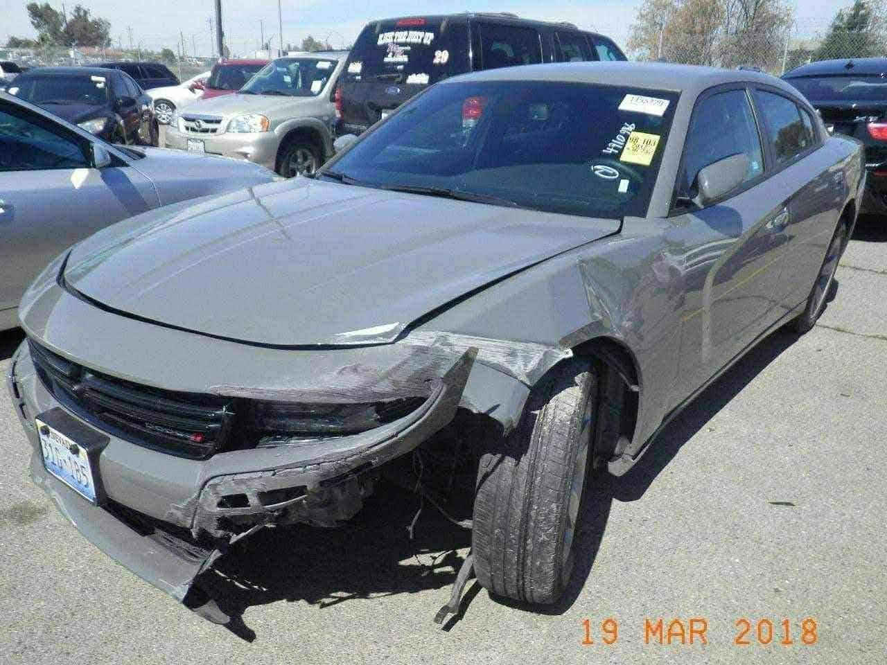 جارجر مديل ١٧ مواصفات sxt  ضربتها بدون ايرباك موضحه بالمنشور  ماشيه ٢٠٠  تو ويل   بيها باردات بسيطه سياره جاهزه من كل شي كير مكينه كفاله مال جناي مابيها نقص  تخم تاير صار سبوع من شاده سنويه جديده باسمي مكانها بالعماره  اي استفسار اتصل  ع رقم موجود واتساب *********** ترهم مراوس فقط جارجر بيضه مديل عالي
