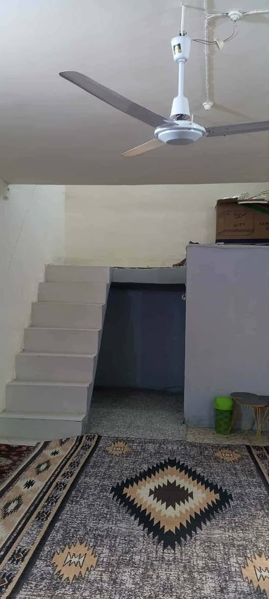 دار للبيع في منطقة عنانه اصلاح زراعي متكون الدار من غرفتين نوم و كلدور و ستقبال و مطبخ مجمع صحيات البيت فارغ ويصح للسكن مساحة الدار 270 متر الشارع عرضه 5 امتار يبعد عن الشارع العام 200 متر قريب علئ المدارس السعر 35 وبي مجال اتصل وتدلل ***********
