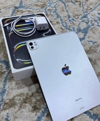 ايباد 11برو معالج m5 ذاكره :256  بطاريه : 100  عدد دورات الشحن: 90  كا...