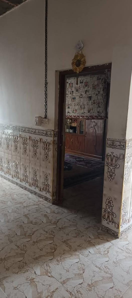 سلام عليكم بيت للبيع مساحه ٢٣٠ متر ٣غرف نوم  صاله ٤ ب٧  ستقبال ٤ب٨ مطبخ  حمامات داخل وخارج العنوان شارع مطار القوسي جيهة  الحرفيين  شارع مالته ٨متار  ماكو باب مقابيلك بيت ماعايز اي شي بس  سقف ثانوي   سعره ٧٠ بي مجال هواي هذا رقمي *********** بي واتساب هذا ثاني ***********
