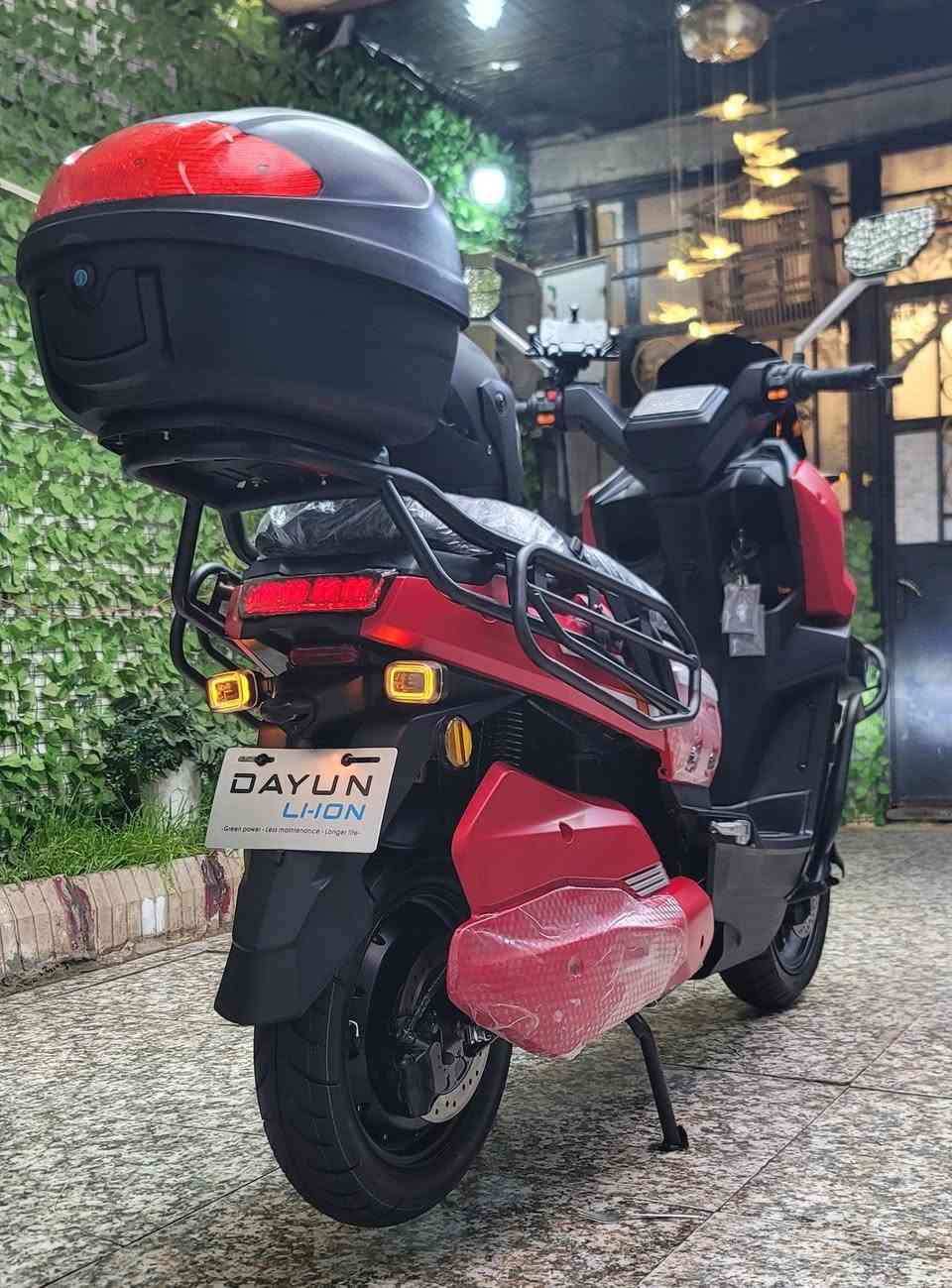 السلام عليكم.دراجه  _DAYUN_دايوان
.بطاريه _ليثيوم _32_ امبير ...(زيرو )..(زيرو ) .(ضمان لمدة سنه ).الملف 2000 W...السرعه الفعليه مع الوزن _85_ اما الكليه _99_...تقطع مسافه _70_ كيلو بل شحنه الواحده ...نظام تشغيل . بصمه..سويج ..كارت..تشغيل عن بعد وجهاز مانع سرقه...كتلوك الشركه..وصل المعرض بيه ...السعر (مليون و400) قفل...مكاني بغداد الشعب...الشراي يتصل...***********
