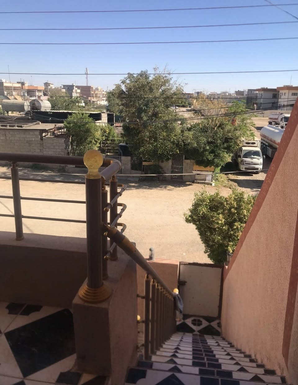 خانوو بۆ فرۆشتن کەلار-شارەوانی2
100مەتر-بەردەمی چۆڵ

دەکەوێتە ناوەندی بازاری شار و بنکەی تەندروستی شەهیدان و مزگەوتی ئاشتی و قوتابخانەی ئامانج

پێهاتووە لەیەک قات و نیوو 
قاتی خوار-
ژوری میوان،ژوری نوستن ،هۆڵ و مەتبەخی گەرم،مشتەملات
قاتی سەر-
هۆڵێکی 5*5

ژ.م ***********
