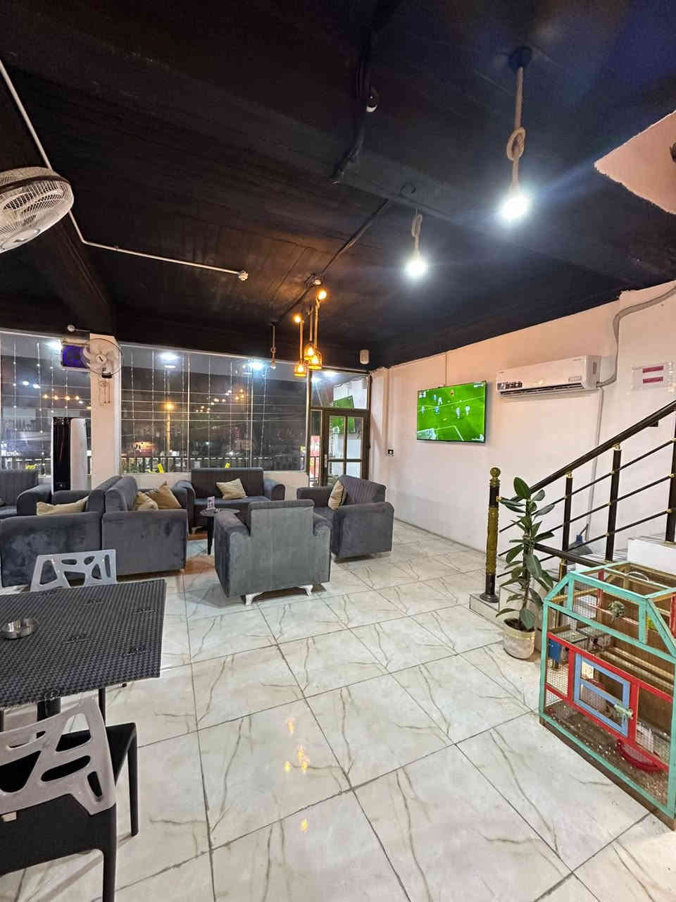 السلام عليكم  🫡 
كوفي للبيع ☕️
عل شارع عام شارع السندباد قرب مستشفى العباس لاهلي 
الكوفي شغال وفي حاله جيده 
سبب البيع عدم التفرغ 
من يهمه لامر لاستفسار اتصال عل الرقم التالي ⁉️
***********
