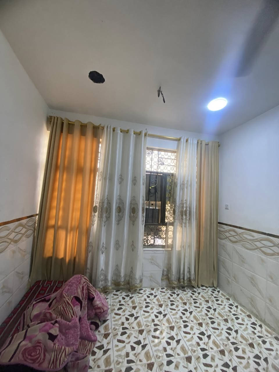 بيت للبيع قضاء الحسينية خلف جامع زينب الكبرى 
مساحه ١٠٠متر ستقبال كامله ممر ما كامل عوزه ترتيب غرفه ومطبخ وحمام عنوان شارع المواكب خلف جامع سيده زينب قريب عليه مدرسه وسوك وخدمات ع شارع سعر 73 وبيه مجال للشراي ستفسر آخر رقم *********** اتصال رصيد وتساب متواجد👍
