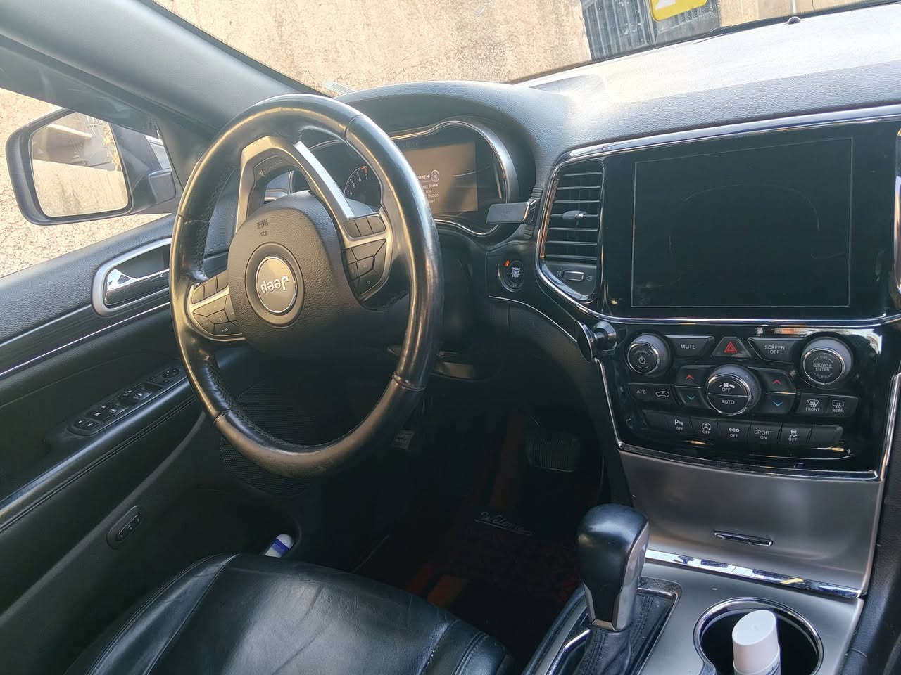 جيب كراند شيروكي لاريدو  امريكي 19 للبيع فقط رقم الهاتف *********** الحادث موجود بالصور
