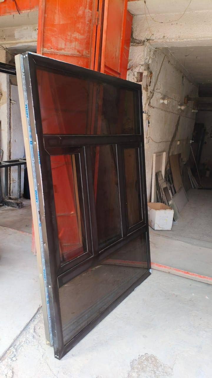 السلام عليكم
3ابواب المنيوم جديد غير مستعمل وشباكين عرض مترونص وارتفاع مترين مكان بغداد كلهن ب800 الف النوعيه تركي وجام 6ملم 
***********
