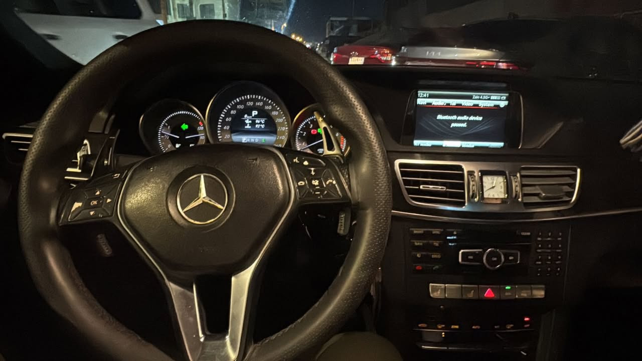 للبيع مارسيدس E300  وارد الماني
رقم اربيل باسمي السيارة اللون قهوائي
وضعيات قيادة   (Eco. Sport.)
المسافة المقطوعة 205.000 كيلو متر
حجم المحرك 3000 cc    6 سلندر
رادار امامي + رادار قراءة خطوط الطريق
كراسي كهرباء الامامية
مري قلاب اوتو عند الرجوع للخلف
كامرة خلفية
أوتوا بارك 
أوتوا هولد
كير 7 نمر
ستيرن فول تحكم
رادار 
انارة ترحيب عند الدخول
ستيرن وكشد محترك عند التشغيل
ركن تلقائي
شفتات سيترن 
حساس امامي +حساس خلفي
لايت ملتي ميديا لد
ماوس (تحكم)
تحكمات ماوس + ستيرن
كشنات تدفئة
كشنات كهرباء 4 تحكمات
خزن ميموري 3 وضعيات
أنارة داخلية 
اكسل خلفي 
ويل 17 انج وتخم تاير جيد
مواصفات كلش هواية وهواي تفاصيل بعد بيها
سنوية لسنه 2025  كله جديد 
باسمي تحويل مباشر 
مكينه وكير مكفولات والحدادية جيد
الحادث : الباب الخلفي للراكب والتعديل على البارد فقط وباقي السيارة مكفوله من الحادث
السعر 220 ورقه وبيها مجال 
للاتصال ***********
