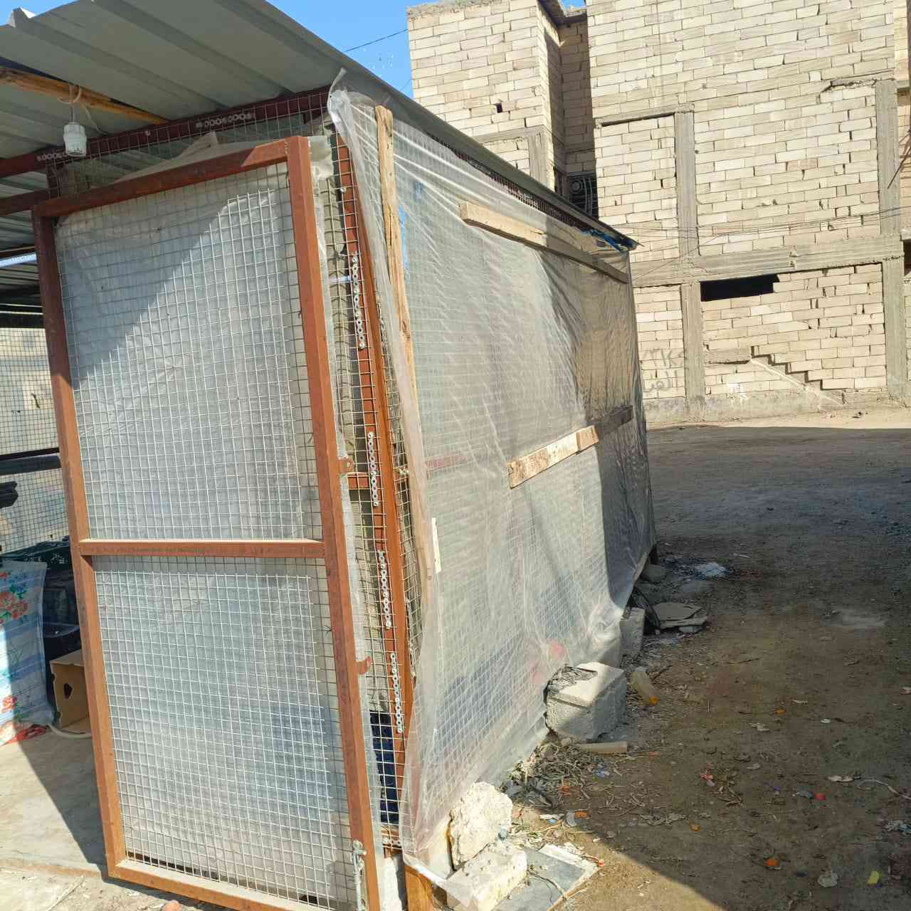 سلام عليكم كشك للبيع حديد درجه اولى بيارسي طبقه ثخينه العرض 4في4المكان كربلاء خلف  مستشفى الوارث 
السعر 400وبي مجال الرقم/***********
