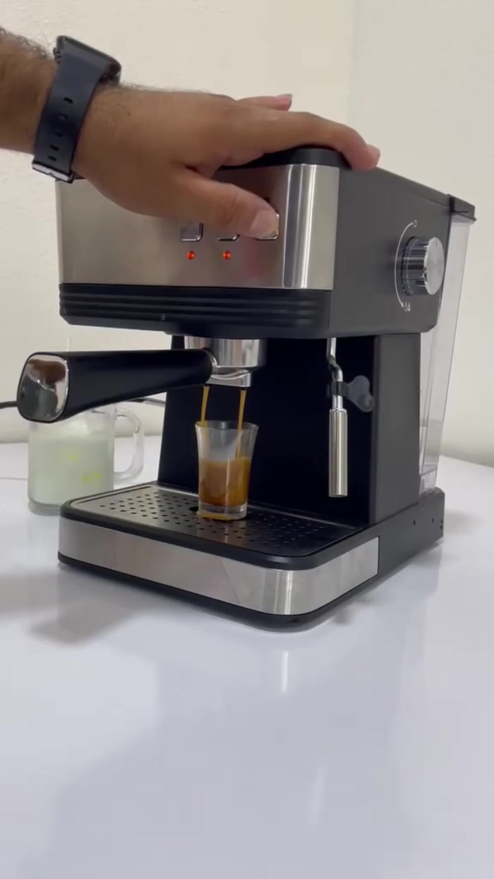 السعر 65 الف 🔥🔥🔥🔥😱 

ماكينة تحضير قهوة إسبريسو من ماركة PANCERKA، موديل EM-2212TR.

تتميز هذه الماكينة بضغط 20 بار، مما يساعد في استخلاص قهوة غنية بالنكهة.

تتضمن الماكينة ميزة تبخير الحليب، مما يتيح لك تحضير الكابتشينو واللاتيه بسهولة.

تعتبر هذه الماكينة مناسبة للاستخدام المنزلي والتجاري الخفيف.


**إذا كنت صاحب هذا الإعلان وتريد حذفه لأي سبب، رجاءا أرسل رسالة إلى الدعم الفني**