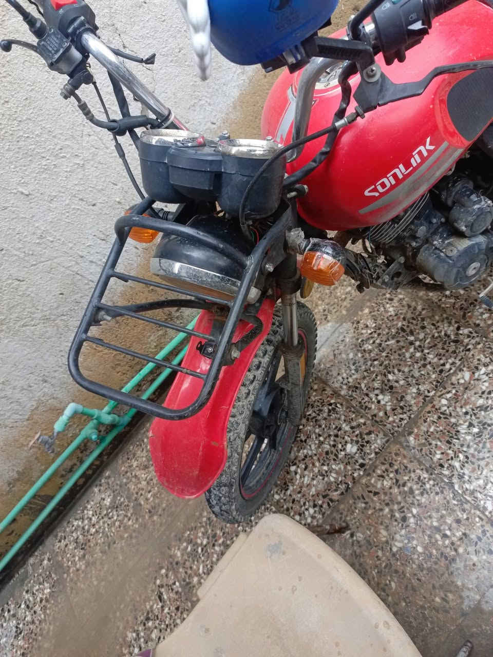 سلام عليكم 
سونللك دراجه كلشي بيها شغال 
تراي وين متريد 
اوراق ضايعه اكفلها الك قانون وعشائريآ 
والولد المنزلها من شركه موجود هم كلشي اصولي 

عنواني بغداد جديده 
***********

500 بيها مجال جدآ بسيط
