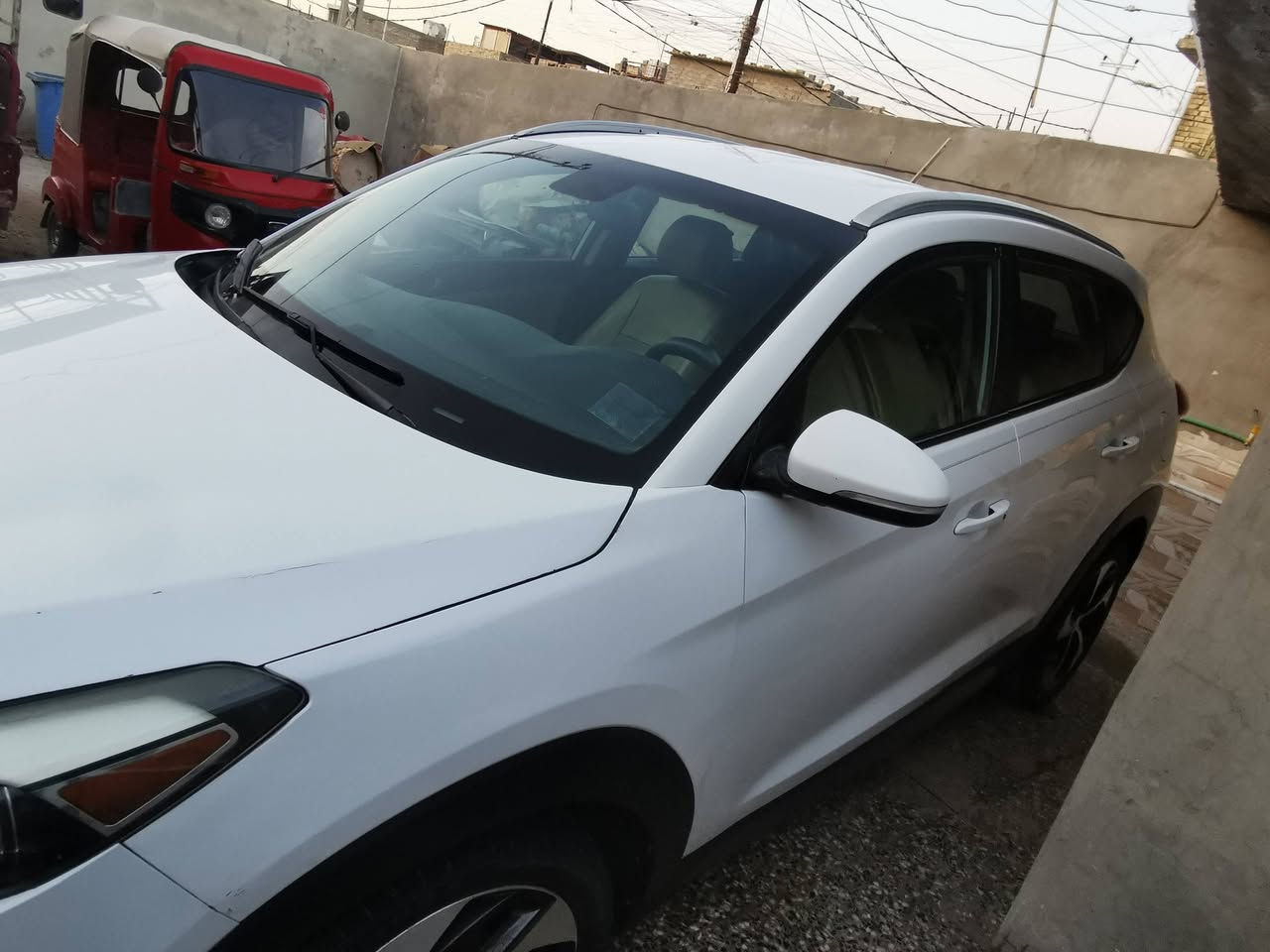 السلام عليكم
توسان موديل ١٧ وارد أمريكي مكينة ١٦٠٠ تيربو 
كشن كهرباء صندوق كهرباء سايد بريك بالرجل كشنات مخمل ماشية ٩٣ 
رقم بغداد
١٢٥ وبيها مجال بسيط
تليفون ***********
بغداد مدينة الصدر
