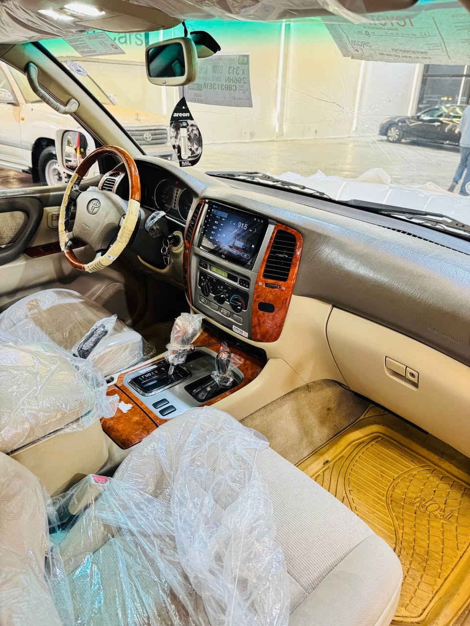 تۆیۆتا لاندکرۆز مۆدێل ٢٠٠٦ مواسفاتGXR ی فوول فوول 6پستن سەیارەکە زۆر جوان مایتەوە خاوێن و لۆکە هەمو شتی لەسەر بیلادیە مواسفاتی سلاید ناوزەرد و فۆرمیکا و تۆماتیک و سەلاجە و سێ ریز کوشن و  شاشە گەورە زۆر مواسفاتی تر سەیارەکە بێ بۆیاخە هیچ هیچی پێوە نیە گیر و مەکینە و اکسلی بەشەرتە یەک دینار مەسروفی تێدا نیە بۆ زانیاری زیاتر *********** ناونیشان کۆیە كويسينجاك, أربيل
