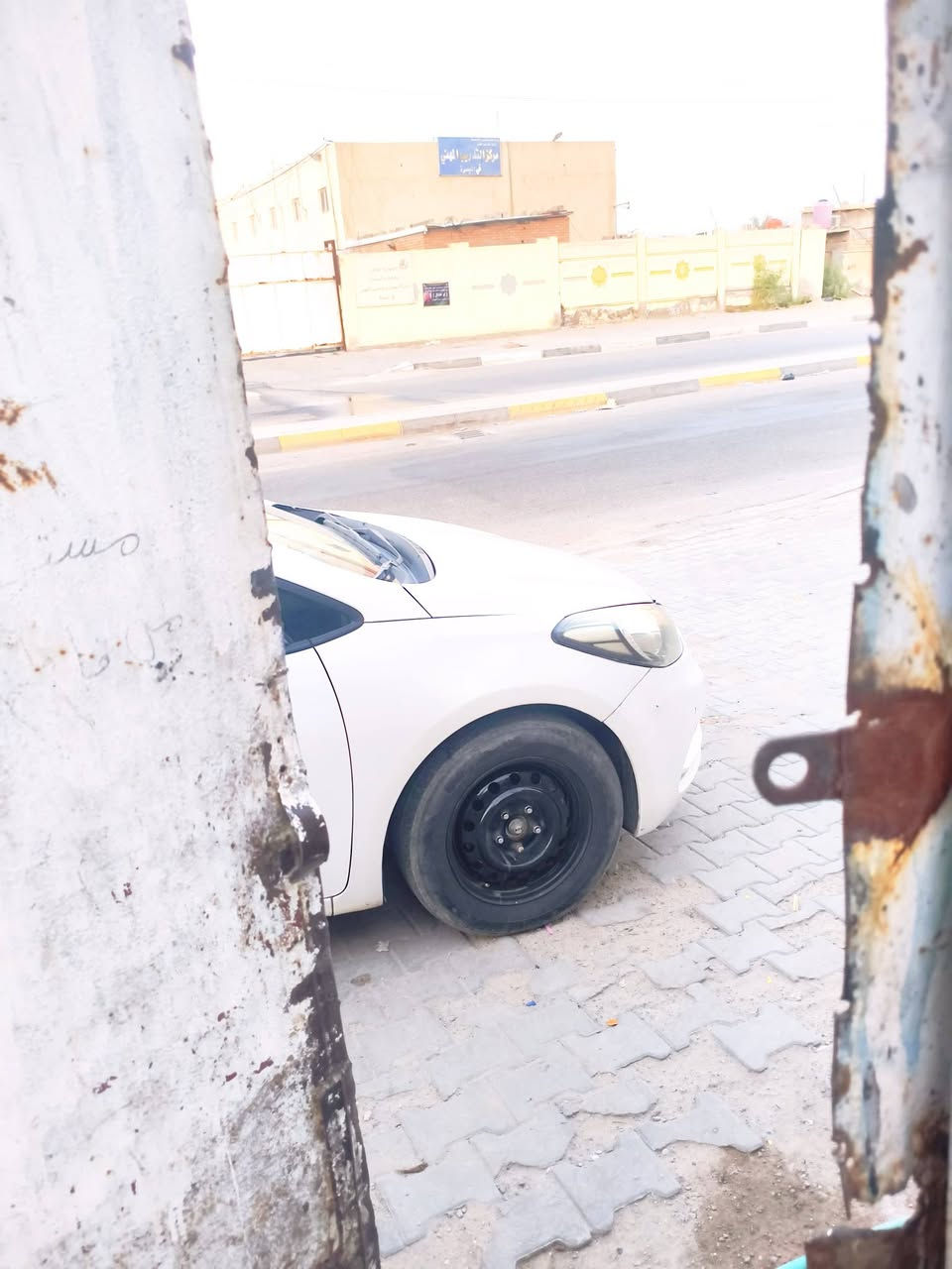 بيت تجاوز للبيع شرط لا تبليغ ولا ازاله 4 غرف وحديقه كبير  الحيانيه اول لاين علئ شارع تبليط الرقم ***********
