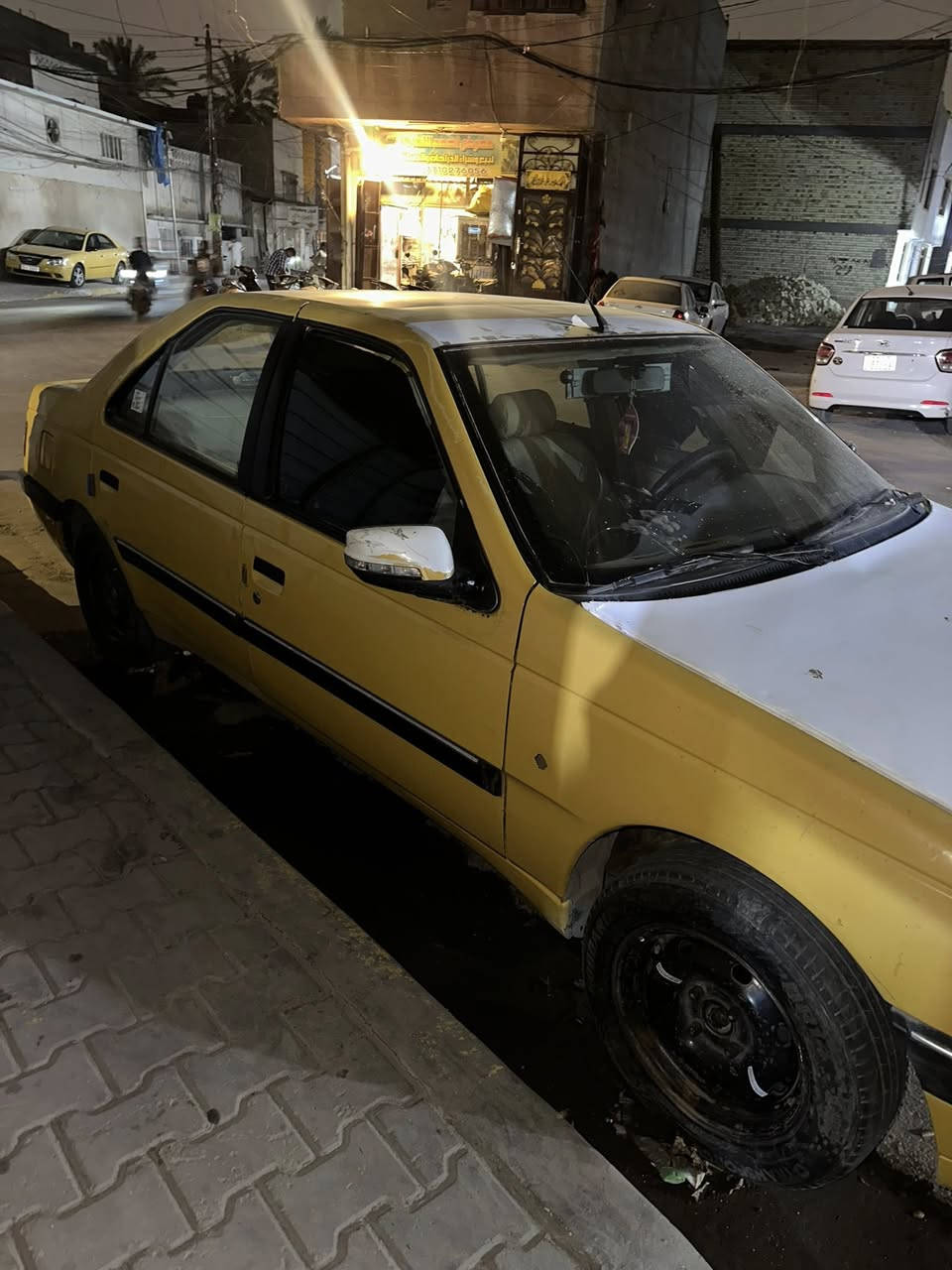 السلام عليكم بيجو 405 للبيع مكاني بغداد السيارة بيها نواقص بسيطة صوت بسيط بل بور وتبريد ما يبرد بس فان ماعرف شنو مشكلته كير ومكينة كفالة قبل شهرين بدلت مكينة بل جيس تخم تاير جديد بلكات تخم جديد نوزلات تخم جديد 28 وبيها مجال بسيط حك الجية ***********
