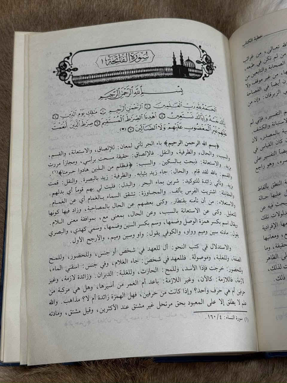كتاب البحر المحيط في التفسير

✍🏻 تأليف: الإمام أبي حيان الأندلسي الغرناطي (ت 745 هـ)
🔺 طبعة جديدة بعناية: صدقي محمد جميل

المرجع الأول والأهم من بين تفاسير القرآن الكريم لمن يسعى لدراسة وجوه الإعراب والمسائل النحوية واللغوية. يقع الكتاب في 11 مجلدًا شاملة الفهارس.

📚 أولاً: محتويات الكتاب وهيكله العام
يتضمن الكتاب تفسيراً شاملاً لكامل سور القرآن الكريم من سورة الفاتحة إلى سورة الناس. يعتمد أبو حيان في بناء كل سورة وآية على هيكلية علمية صارمة تشمل:

▪️ مقدمة السورة:
يذكر فيها اسم السورة، مكان نزولها (مكية أم مدنية)، عدد آياتها، وفضلها إن ورد.

▪️ شرح المفردات (التحليل اللغوي):
يبدأ بفك ألفاظ الآية كلمة كلمة قبل الإعراب، مبيناً معناها اللغوي، وأصلها الاشتقاقي، وتصريفها الصرفي.

▪️ أسباب النزول والنسخ:
يورد الروايات المتعلقة بظروف نزول الآيات، ويبين الأحكام العقدية أو الفقهية والناسخ والمنسوخ المرتبط بها.

▪️ وجوه الإعراب (النواة الأساسية):
يفصل إعراب الجمل والكلمات تفصيلاً دقيقاً مع استعراض الأوجه الجائزة والممتنعة.

▪️ المعنى الإجمالي والتناسب:
يختم بربط الآية بما قبلها وسياقها العام ليتضح المعنى الكلي للمطلع.

📜 ثانياً: مميزات كتاب البحر المحيط
▪️ الموسوعية النحوية الفريدة:
حشد فيه الإمام آراء أئمة النحو المتقدمين والمتأخرين، وينقل بكثافة عن المدارس النحوية المختلفة (البصرية، الكوفية، والبغدادية)، مع مناقشة آرائهم وترجيح ما يراه أقوى بالدليل.

▪️ الاستيعاب المذهل للقراءات وتوجيهها:
يتميز بذكر القراءات القرآنية العشر المتواترة، بل ويتوسع في ذكر القراءات الشاذة. ولا يكتفي بسردها بل يوجهها لغوياً ونحوياً مبيناً أثر اختلاف القراءة على المعنى التفسيري.

▪️ الاستشهاد بالشعر العربي المستفيض:
يعتمد على لغة العرب الأصيلة ويستشهد بمئات الشواهد الشعرية من لسان العرب لإثبات صحة الأوجه الإعرابية أو المعاني اللغوية المستعملة في القرآن.

▪️ العناية بالنواحي البلاغية والبيانية:
يتناول الاستعارات، الكنايات، التشبيهات، والمحسنات البديعية الواردة في الآيات لإظهار وجه الإعجاز البياني للقرآن.

▪️ موقف صارم من الإسرائيليات والباطنية:
حرص أبو حيان على تنقية تفسيره؛ فابتعد تماماً عن الروايات الإسرائيلية الضعيفة والحكايات الخرافية، وحارب بشدة تأويلات الفلاسفة وأصحاب المذاهب الباطنية.

▪️ الأمانة العلمية العالية:
عند نقله من التفاسير السابقة (مثل كشاف الزمخشري، وتفسير ابن عطية)، كان ينسب كل قول إلى صاحبه بدقة، ويناقش أفكارهم بعقلية ناقدة.

💰السعر: 100 

#مكتبة_عتيق
#البحر_المحيط_في_التفسير
#أبو_حيان_الأندلسي
#علوم_القرآن
#التفسير_اللغوي


**إذا كنت صاحب هذا الإعلان وتريد حذفه لأي سبب، رجاءا أرسل رسالة إلى الدعم الفني**