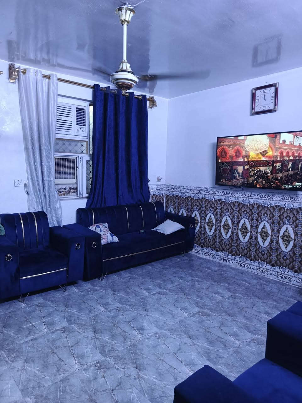 من رخصت مدير الكروب
بيت للبيع المساحة م 100 مربعة 8 ونص ونزال 12ونص
يحتوي على استقبال 4 ونص ×4   مطبخ 2 ×6 ونص
اثين غرف نوم صحيات اثنين البيت ناقص فقط سراميك مطبخ
موقع البيت السكلات العشرتلاف شارع الشبكة المنطقة تبليط
كهرباء مجاري كاملة السعر ٥٣ بي مجال قليل 
***********
