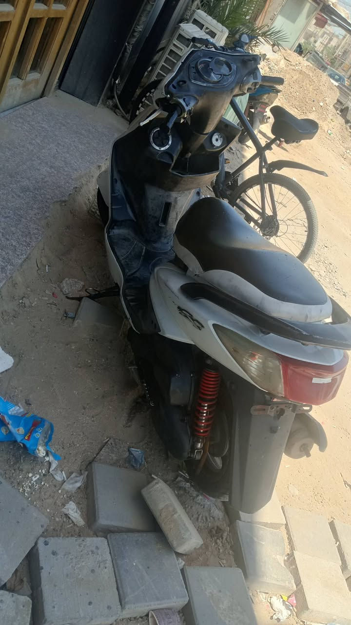 السلام عليكم سكنس فحل كابريتر دراجه نضافته احله من الصور كفاله المكينه بلاد دراجه  سعره 550وبيه مجال مكاني بغداد  ***********

