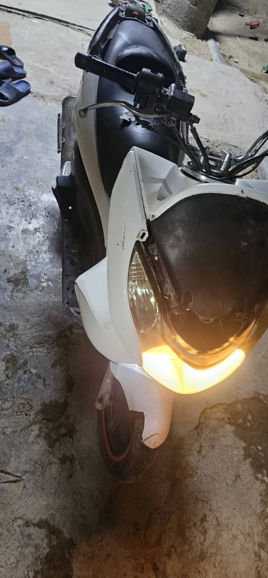 بي سي اكس الجيل الأول دراجه خير من الله شلعه ومعدل السعر 800 بيها مجال نكره تشتغل
 حساس استان كلها شغاله بس عوزها كفرات او ترتيب
تايرات جدد بريكات بس كفرات وصوتها ناعم مكاني بغداد 
واتساب او اتصال *********** غير متواجد فيس
