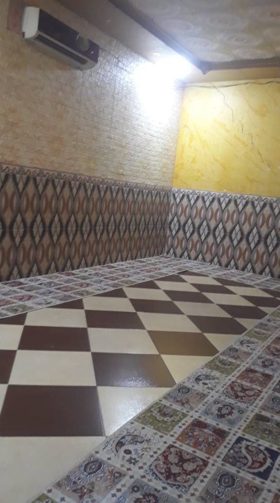 بيت تجاوز للبيع يتكون من غرفتين ٥*٤وصاله ٥*٦وديوانيه ٤*٧ ومطبخ ٤*٥ وحمام داخلي  وخارجي وطارمه شتايكر وترك ع طول البيت عرض ٣م وترك خلف البيت ع ١م  السسقف كونكريت والبيت كله سيراميك ارضي وجداري والماي حلو والكهرباء خطين وطنيه العنوان بديه الجبيله شارع المفتيه قرب معمل الغاز رقم الهاتف ***********    السعر ٣٥ وبي مجال البصرة, العراق
