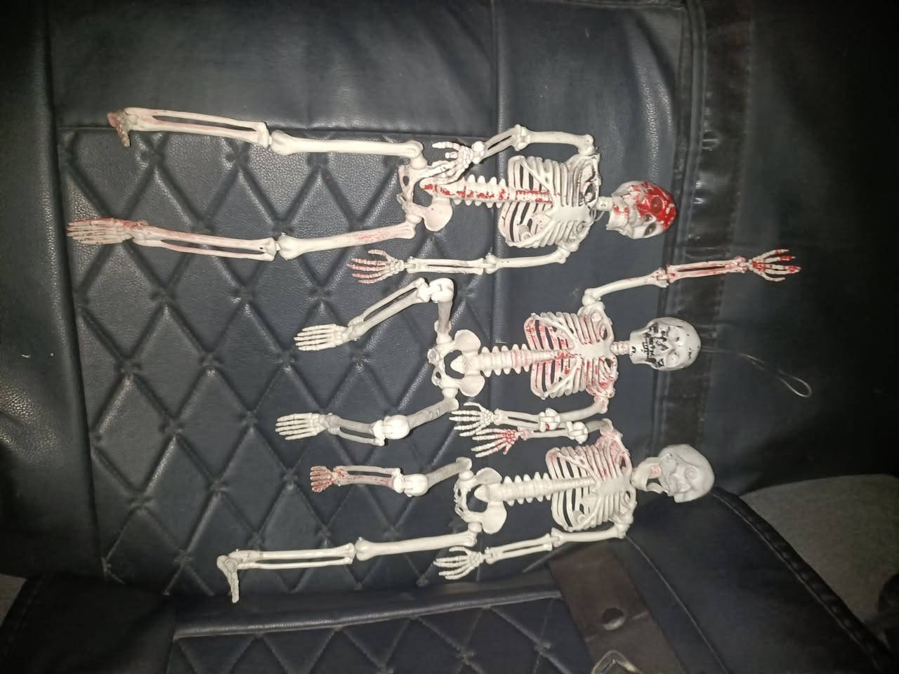 هيكل عظمي عدد 3 كل تفاصيل عن تتحرك تكدر تخليهم بالشكل اليعجبك واي حركه تعليميات يعتبرن حجم تقريباً 30 سم ب 25 ألف كلهم 3 قطع مكاني بغداد شراي يجي خاص او يتصل هذا رقمي ***********
