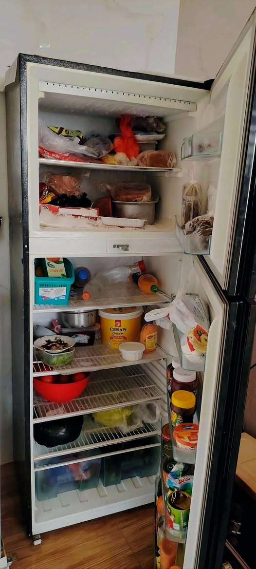 سلام عليكم 
ثلاجة (NOPEL) نظيفة و كاملة مناقصهة شي
للبيع 350
***********
