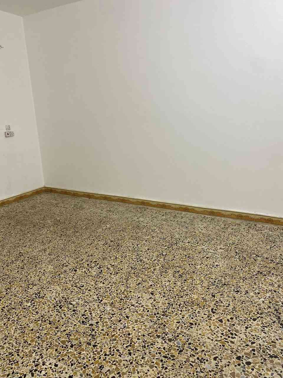 دار للايجار طابق ارضي 200 متر في الكوت الجديده اول بيت علا شارع الاقواس ***********
